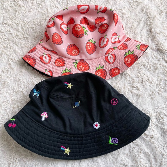 Bundle of TWO bucket hats strawberry fruit pink and embroidered mushroom black - Picture 6 of 17